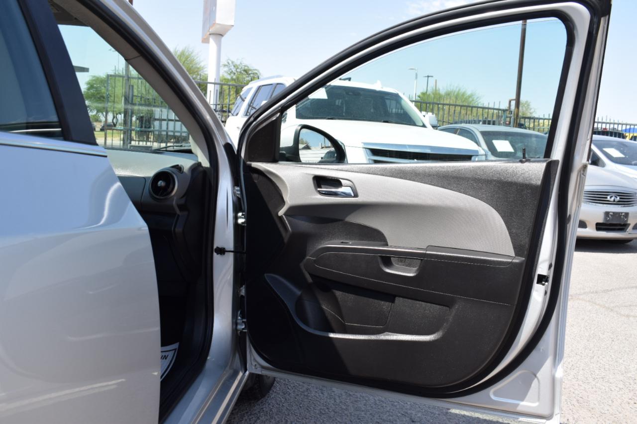 Chevrolet Sonic LT Auto 5-Door 2015