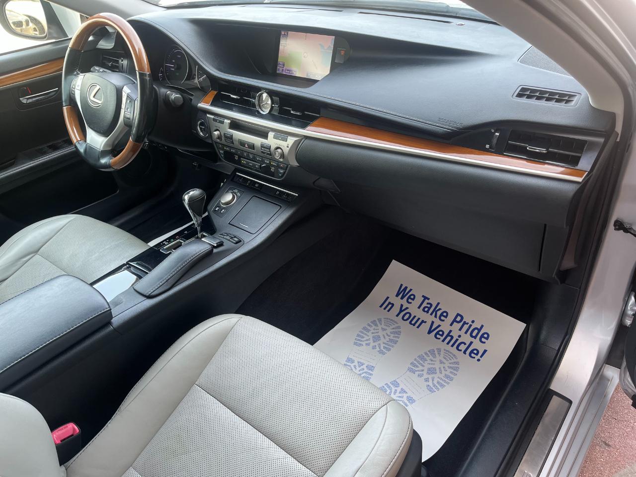 Lexus ES 300h Sedan 2013