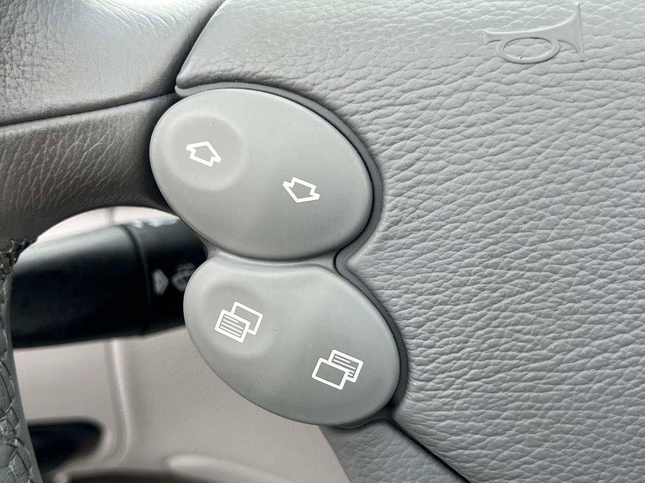 Mercedes-Benz SL-Class SL500 2005