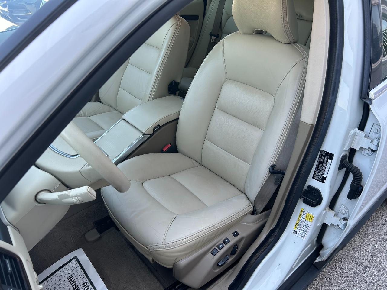 Volvo XC70 4dr Wgn 3.2L Premier Plus 2012