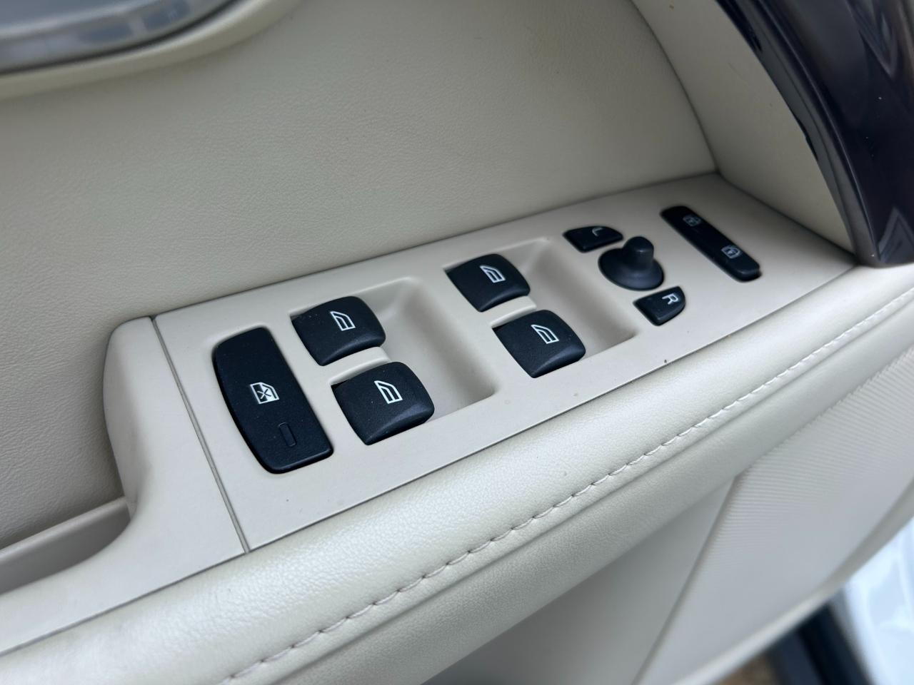 Volvo XC70 4dr Wgn 3.2L Premier Plus 2012