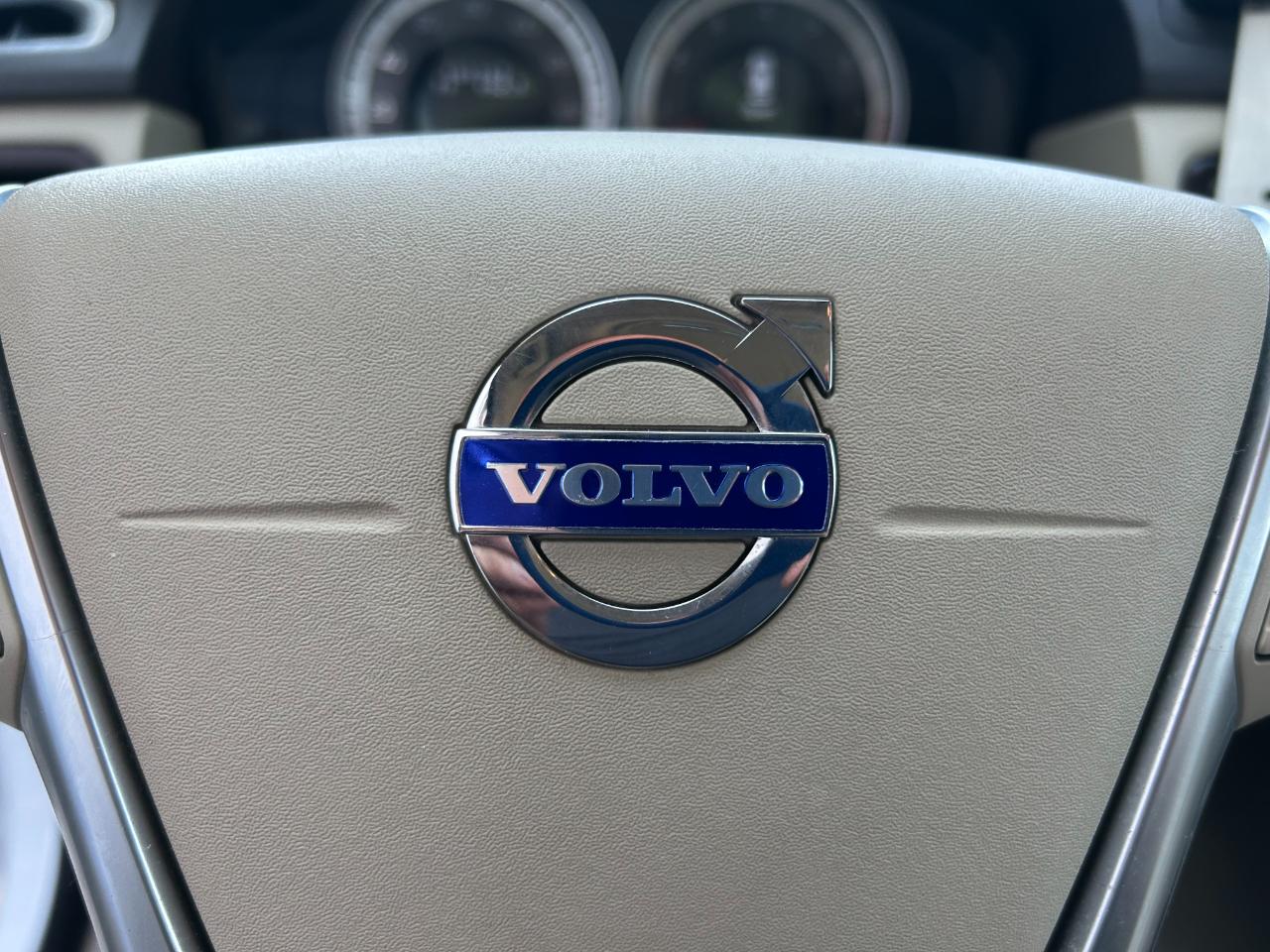 Volvo XC70 4dr Wgn 3.2L Premier Plus 2012