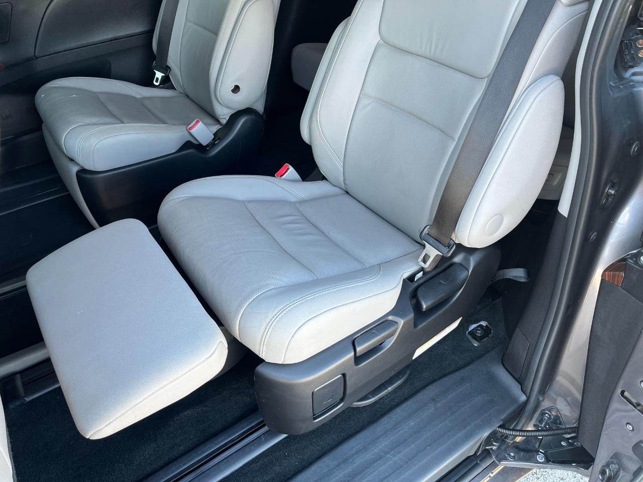 Toyota Sienna Limited Premium FWD 7-Passenger (Natl) 2015
