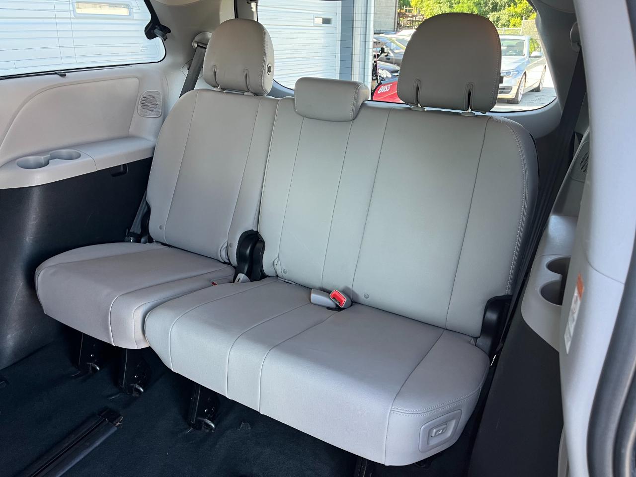 Toyota Sienna Limited Premium FWD 7-Passenger (Natl) 2015