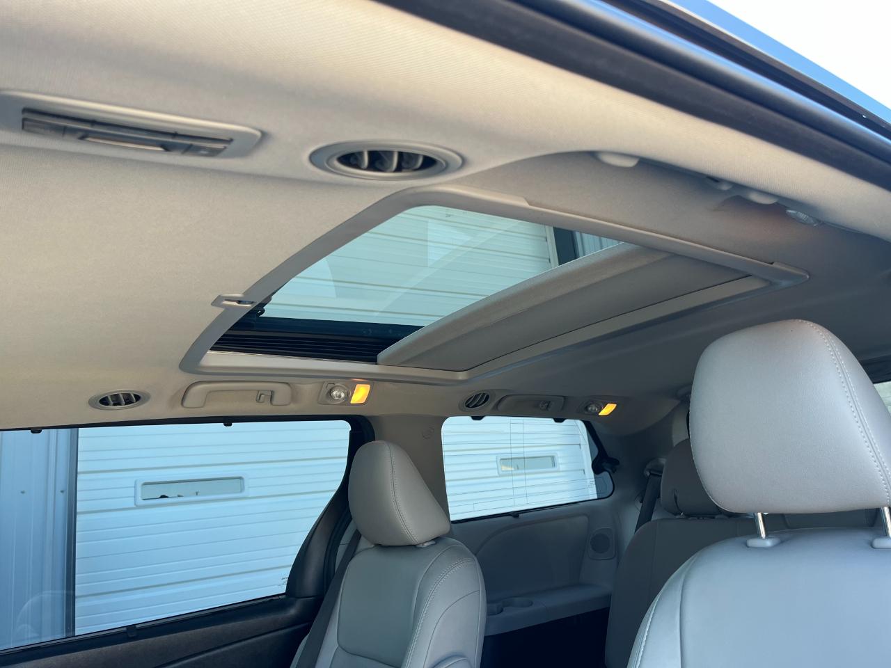 Toyota Sienna Limited Premium FWD 7-Passenger (Natl) 2015