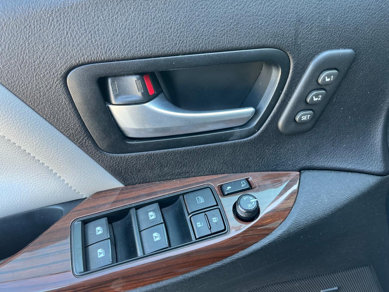 Toyota Sienna Limited Premium FWD 7-Passenger (Natl) 2015