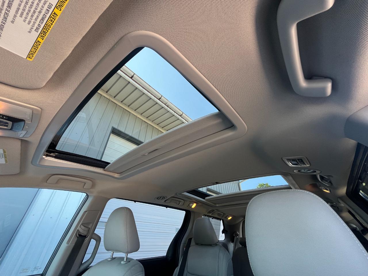 Toyota Sienna Limited Premium FWD 7-Passenger (Natl) 2015