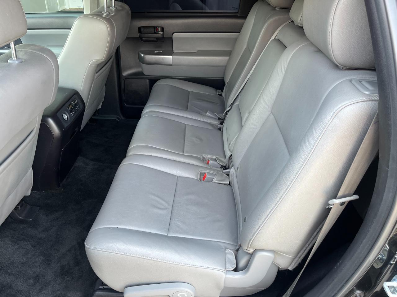 Toyota Sequoia SR5 5.7L 4WD 2018