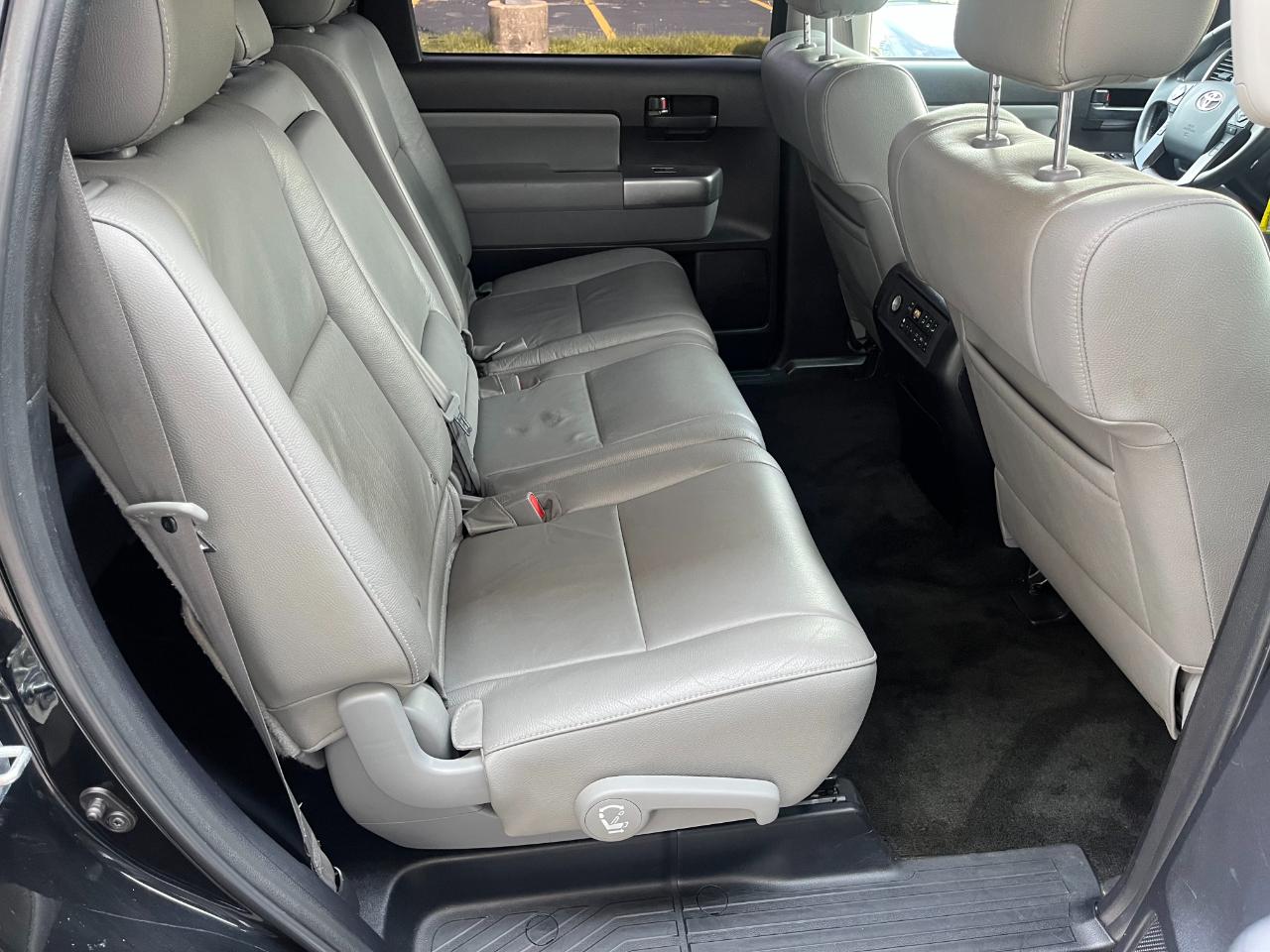 Toyota Sequoia SR5 5.7L 4WD 2018