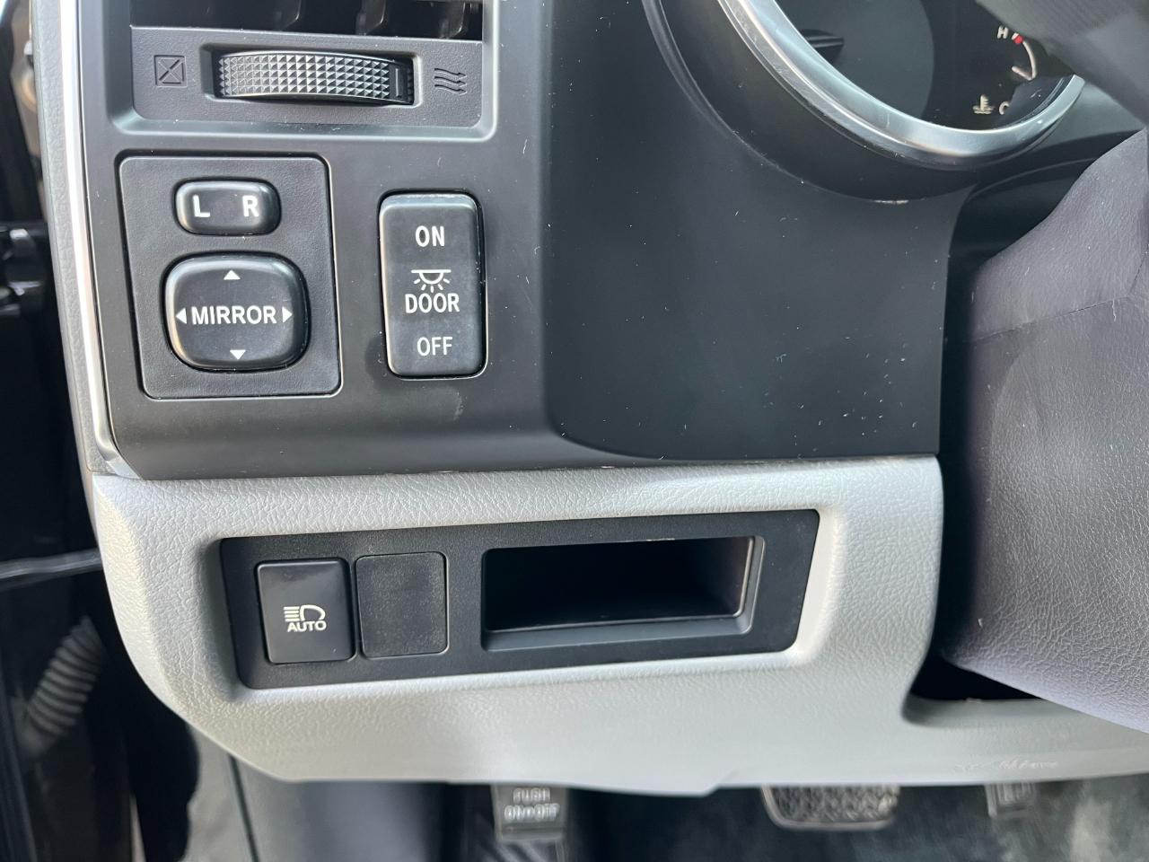Toyota Sequoia SR5 5.7L 4WD 2018