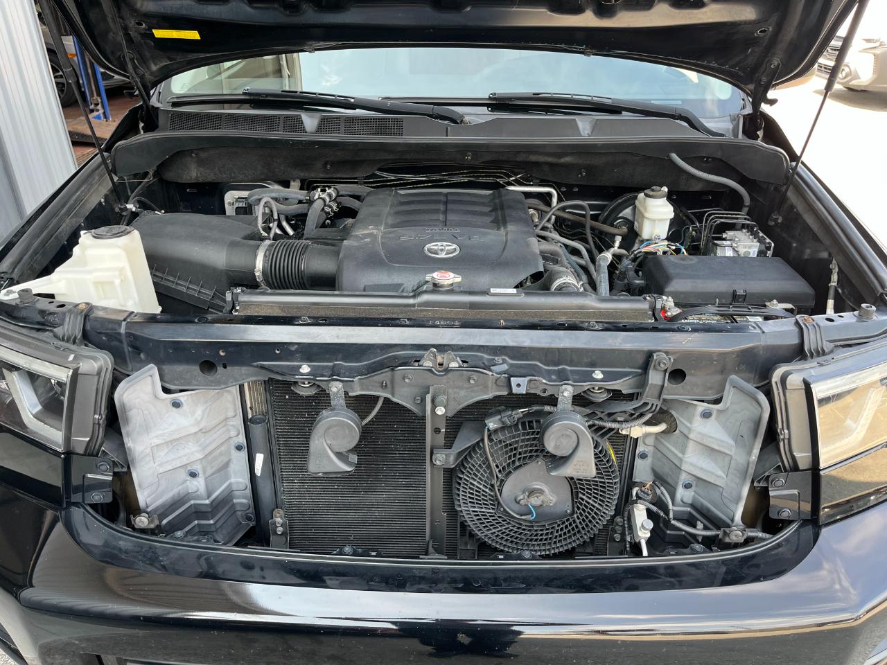 Toyota Sequoia SR5 5.7L 4WD 2018