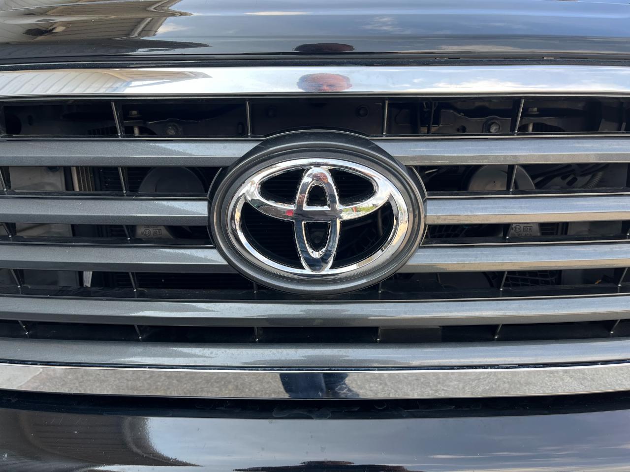 Toyota Sequoia SR5 5.7L 4WD 2018