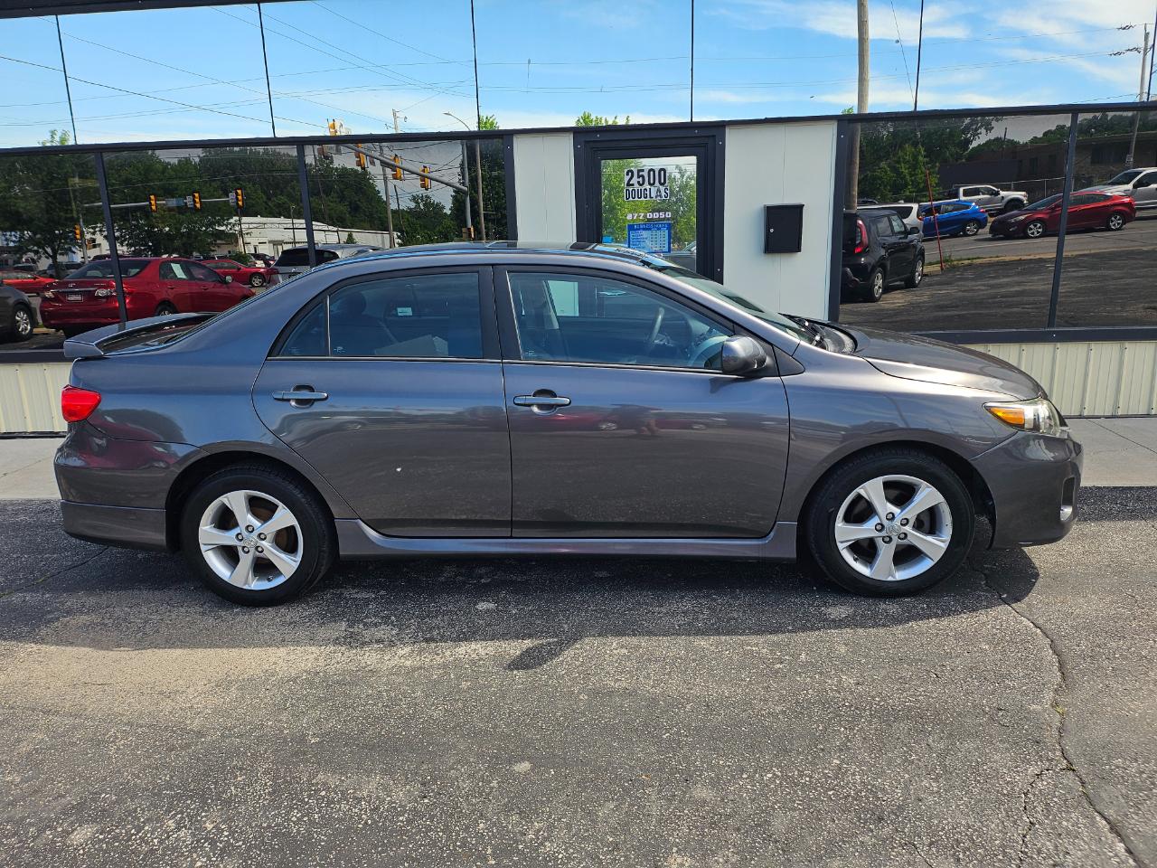 Toyota Corolla 4dr Sdn Auto LE (Natl) 2012
