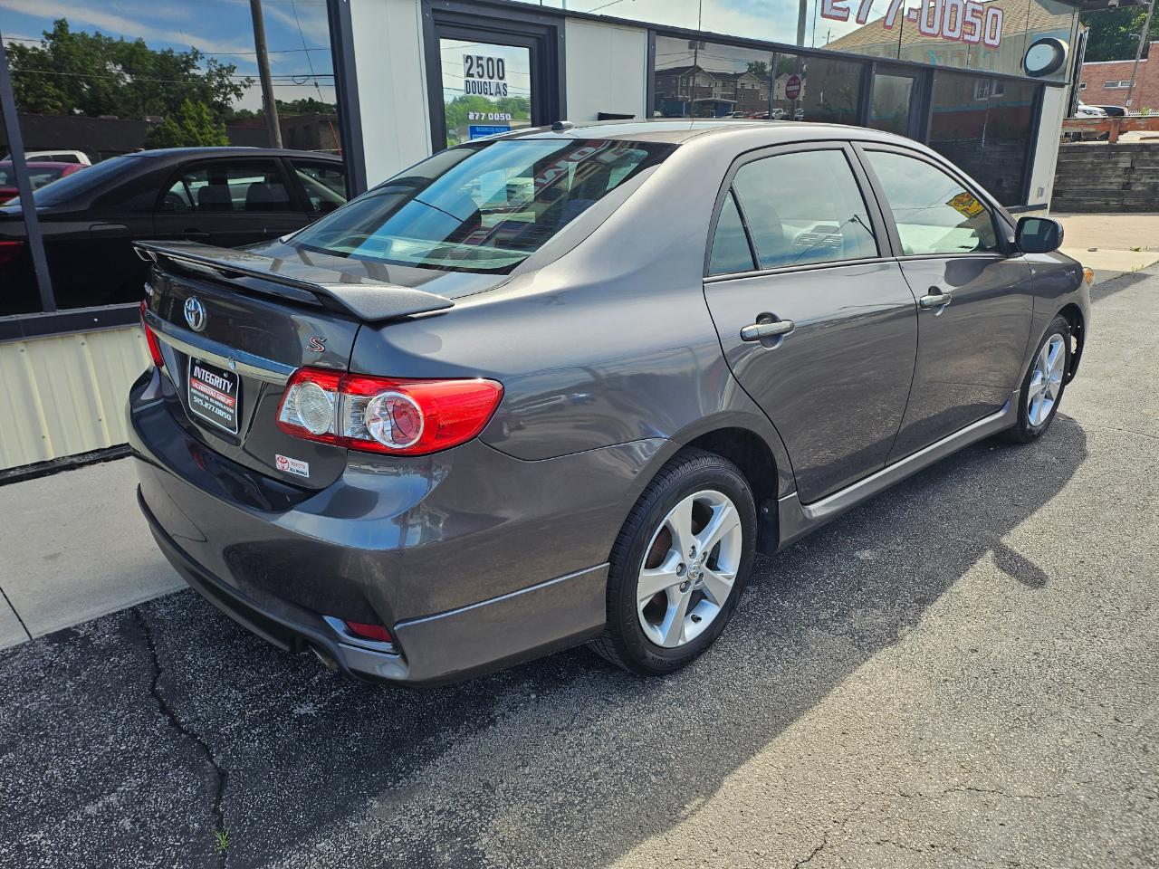 Toyota Corolla 4dr Sdn Auto LE (Natl) 2012