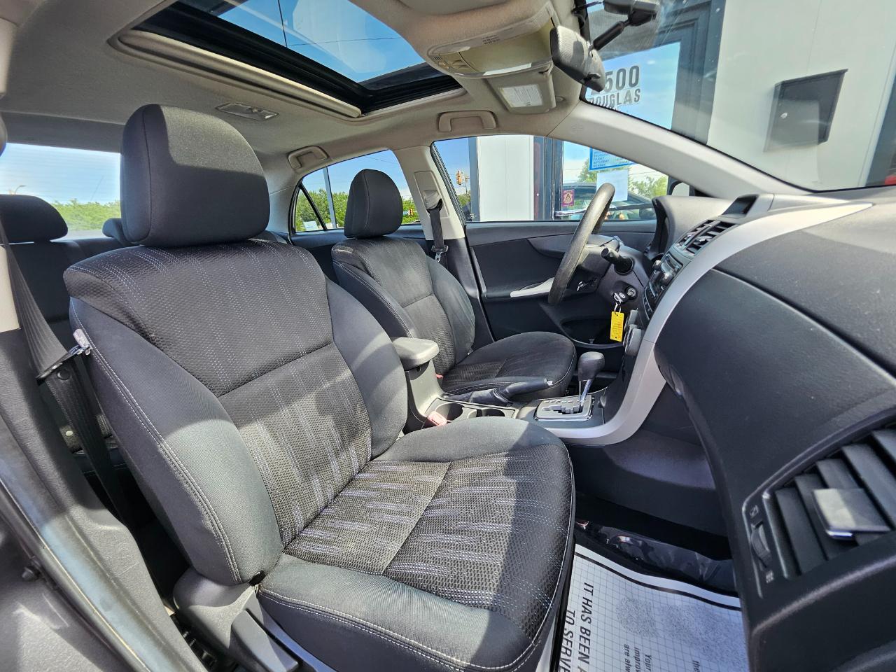 Toyota Corolla 4dr Sdn Auto LE (Natl) 2012