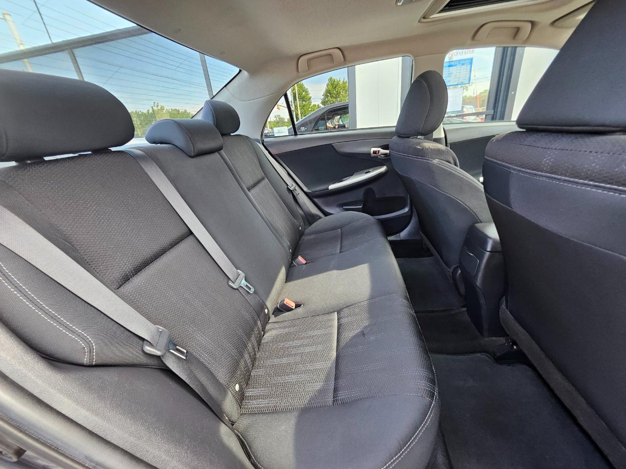 Toyota Corolla 4dr Sdn Auto LE (Natl) 2012