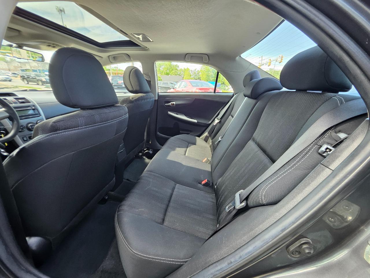 Toyota Corolla 4dr Sdn Auto LE (Natl) 2012