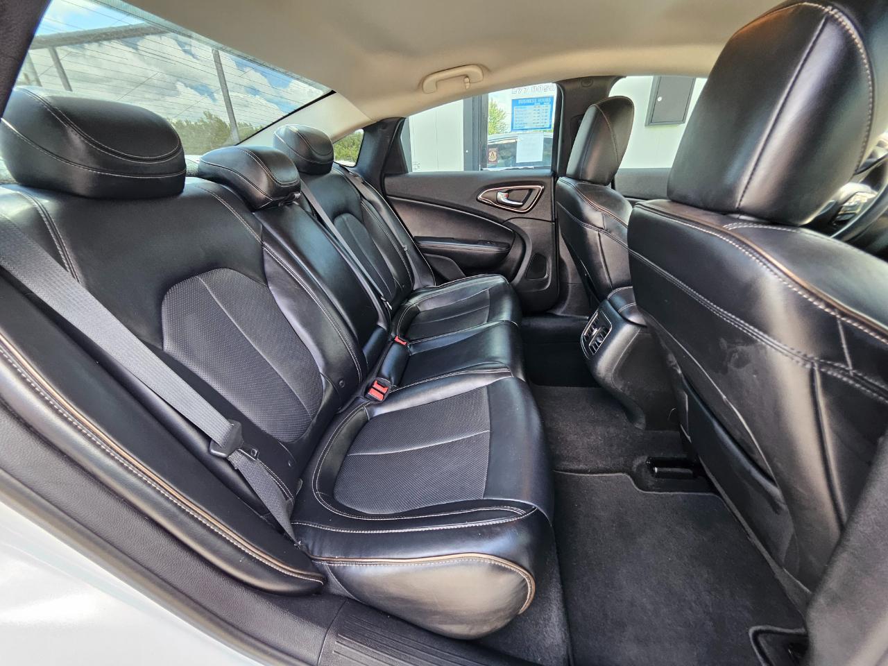 Chrysler 200 4dr Sdn C FWD 2015