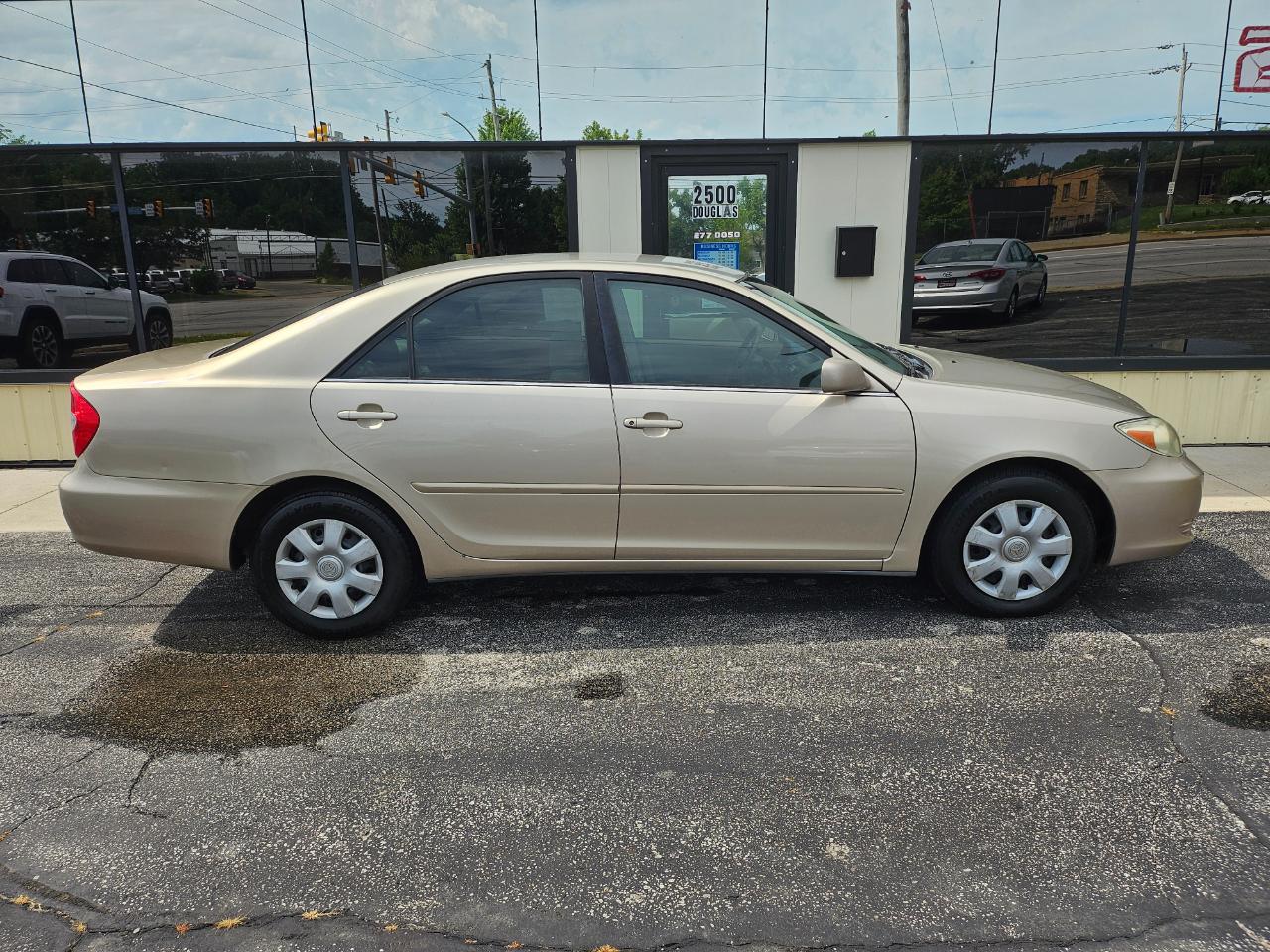 Toyota Camry 4dr Sdn XLE Auto (Natl) 2004