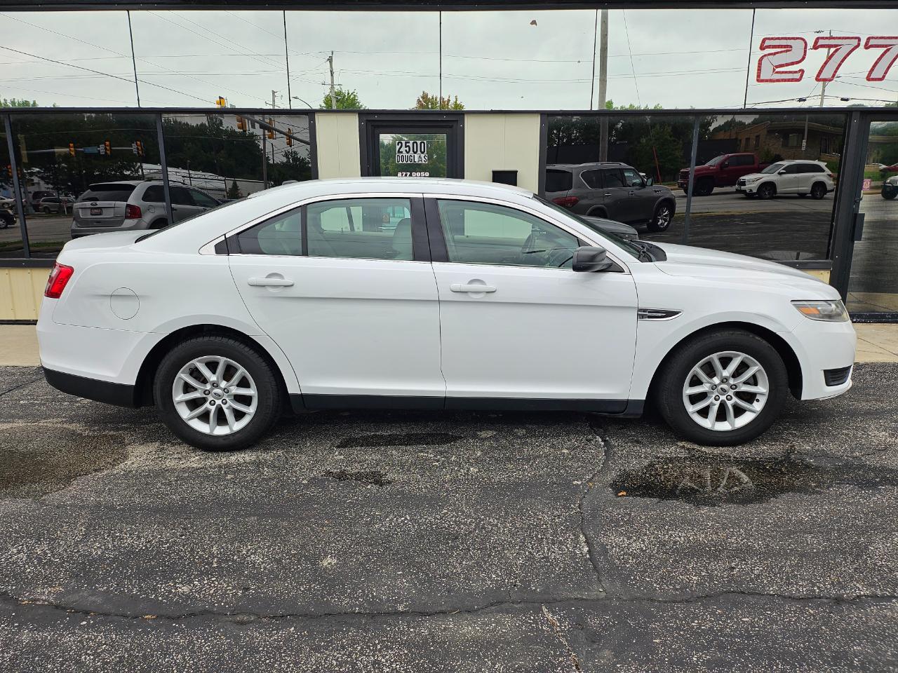 Ford Taurus 4dr Sdn SE FWD 2014