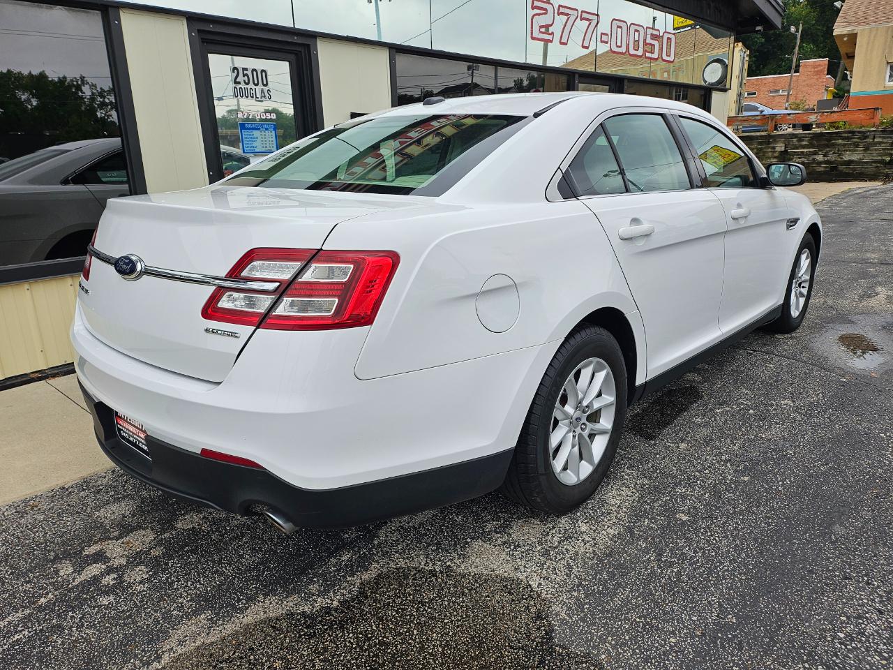 Ford Taurus 4dr Sdn SE FWD 2014