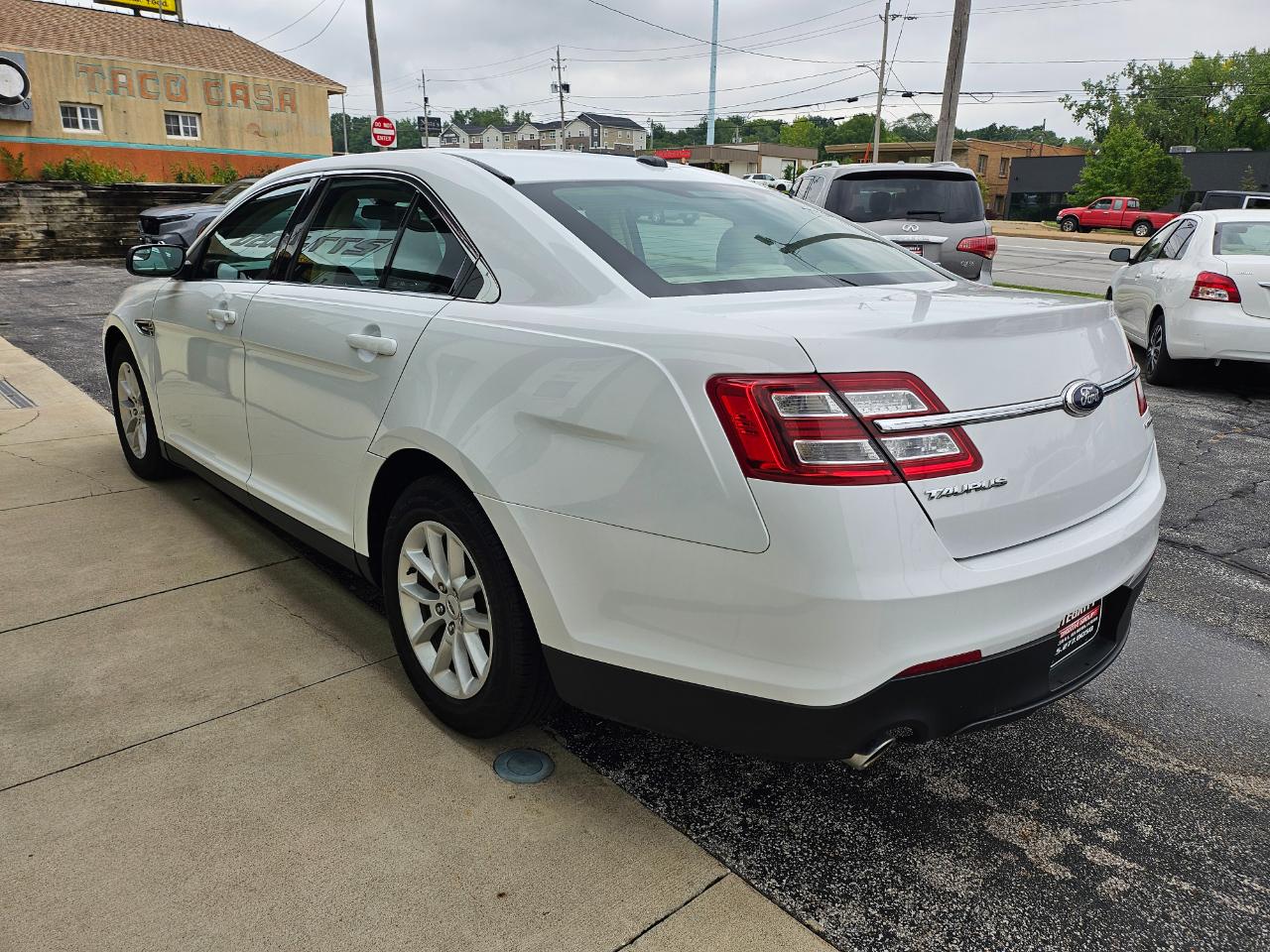 Ford Taurus 4dr Sdn SE FWD 2014