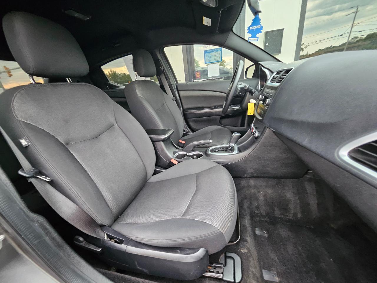 Dodge Avenger 4dr Sdn SE 2012
