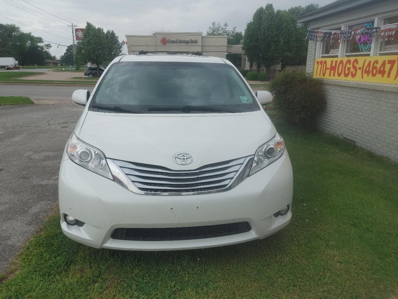 Toyota Sienna Limited 7-Pass V6 2011
