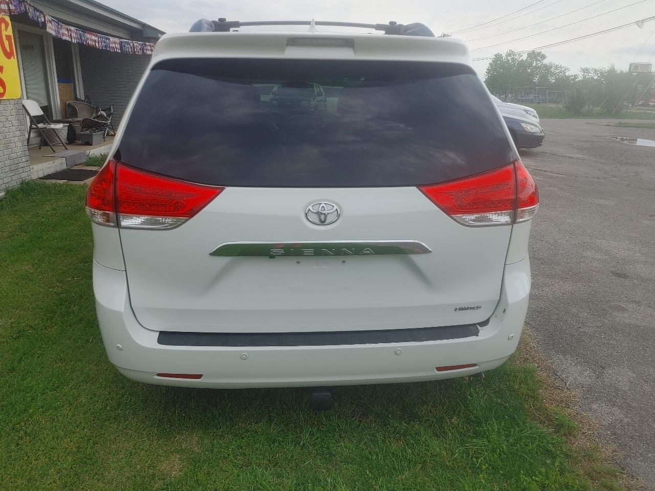 Toyota Sienna Limited 7-Pass V6 2011
