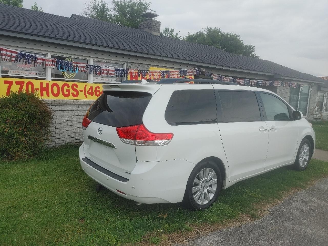Toyota Sienna Limited 7-Pass V6 2011