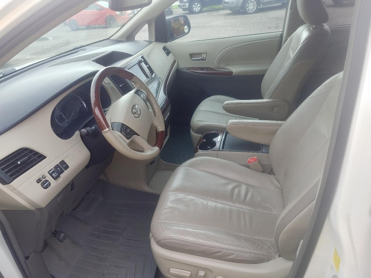 Toyota Sienna Limited 7-Pass V6 2011
