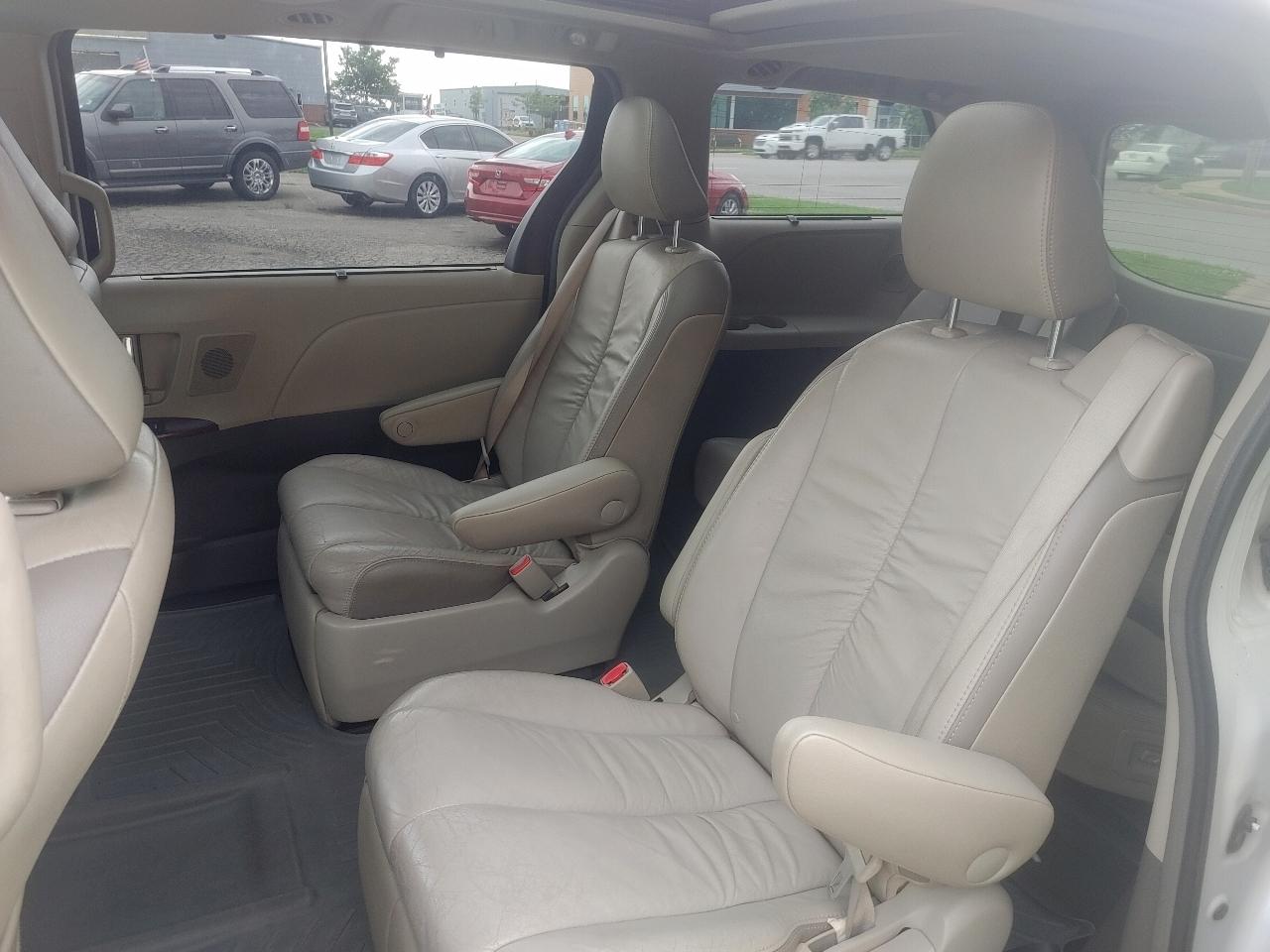 Toyota Sienna Limited 7-Pass V6 2011