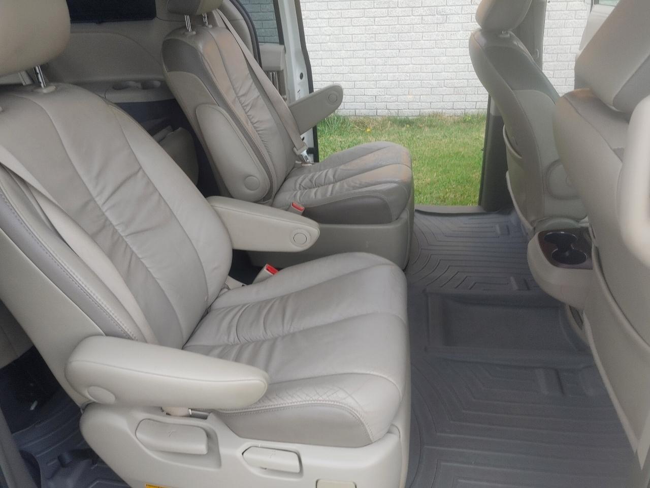 Toyota Sienna Limited 7-Pass V6 2011