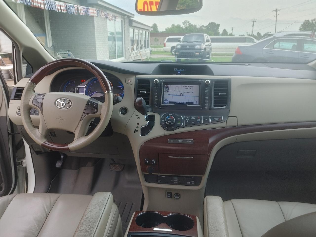 Toyota Sienna Limited 7-Pass V6 2011