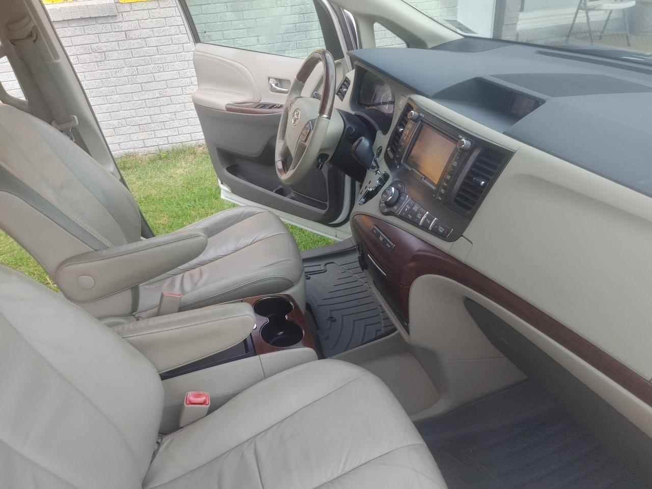 Toyota Sienna Limited 7-Pass V6 2011
