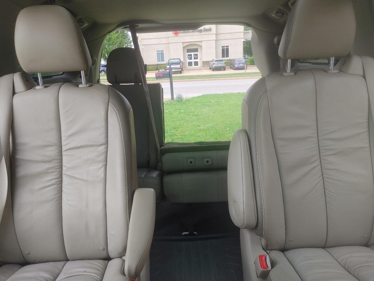 Toyota Sienna Limited 7-Pass V6 2011