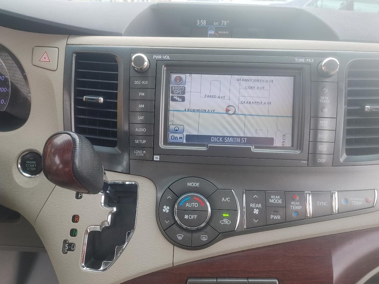 Toyota Sienna Limited 7-Pass V6 2011