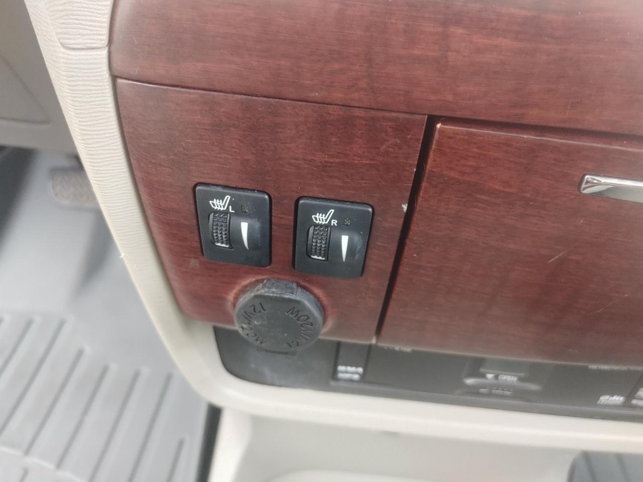 Toyota Sienna Limited 7-Pass V6 2011