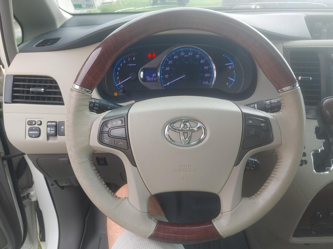 Toyota Sienna Limited 7-Pass V6 2011