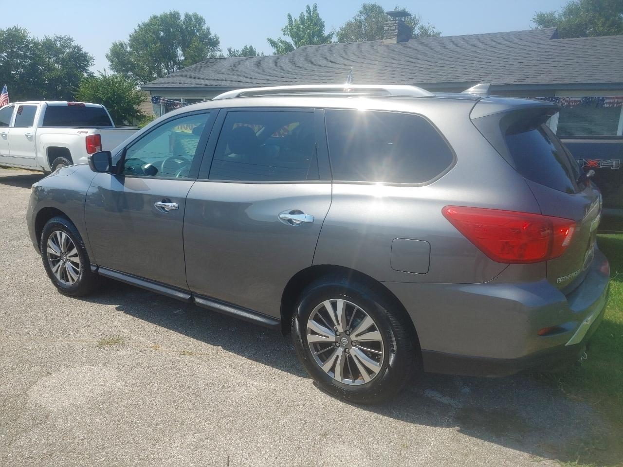 Nissan Pathfinder SV 4WD 2019