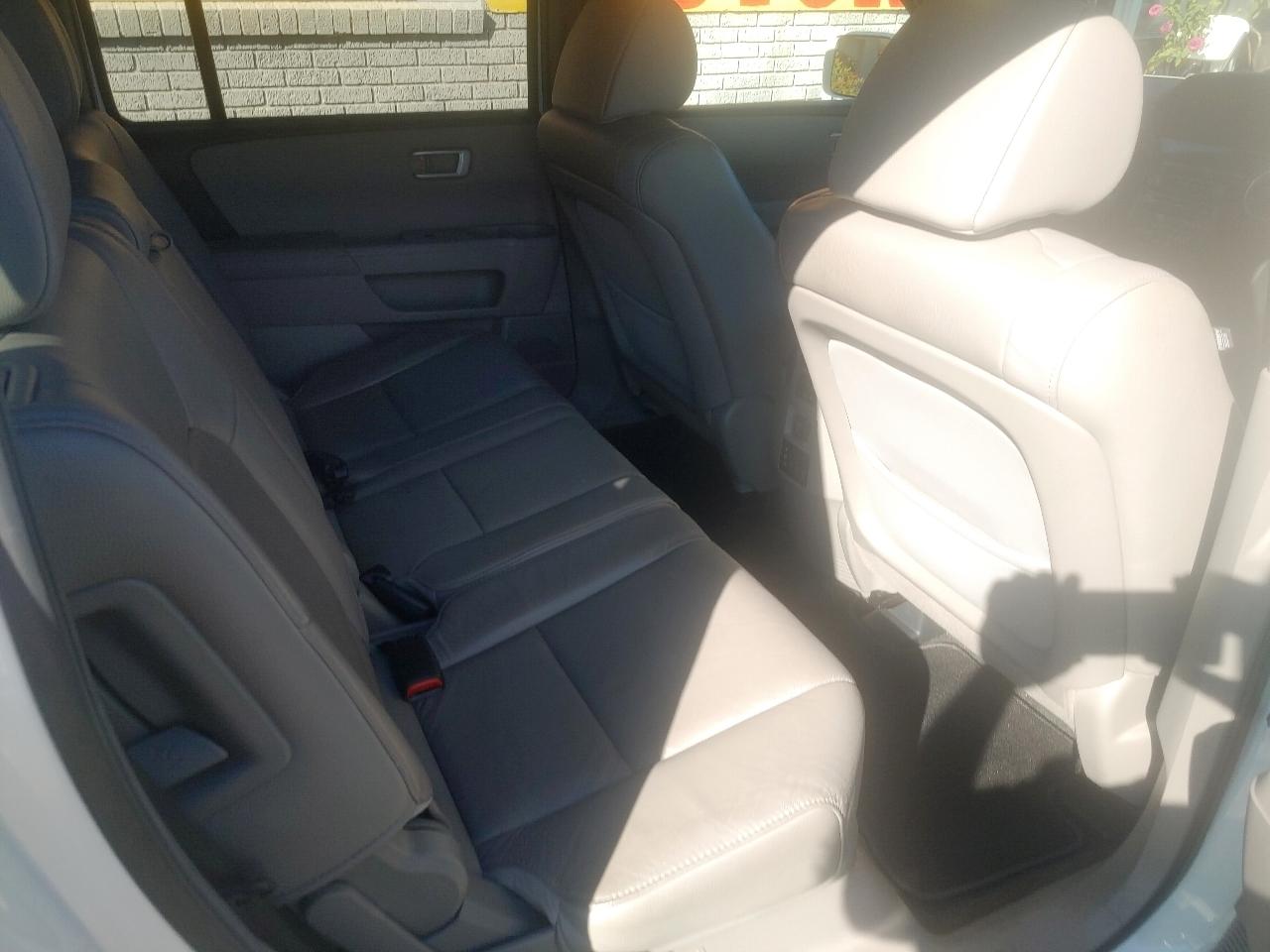 Honda Pilot Touring 4WD 5-Spd AT with DVD 2013