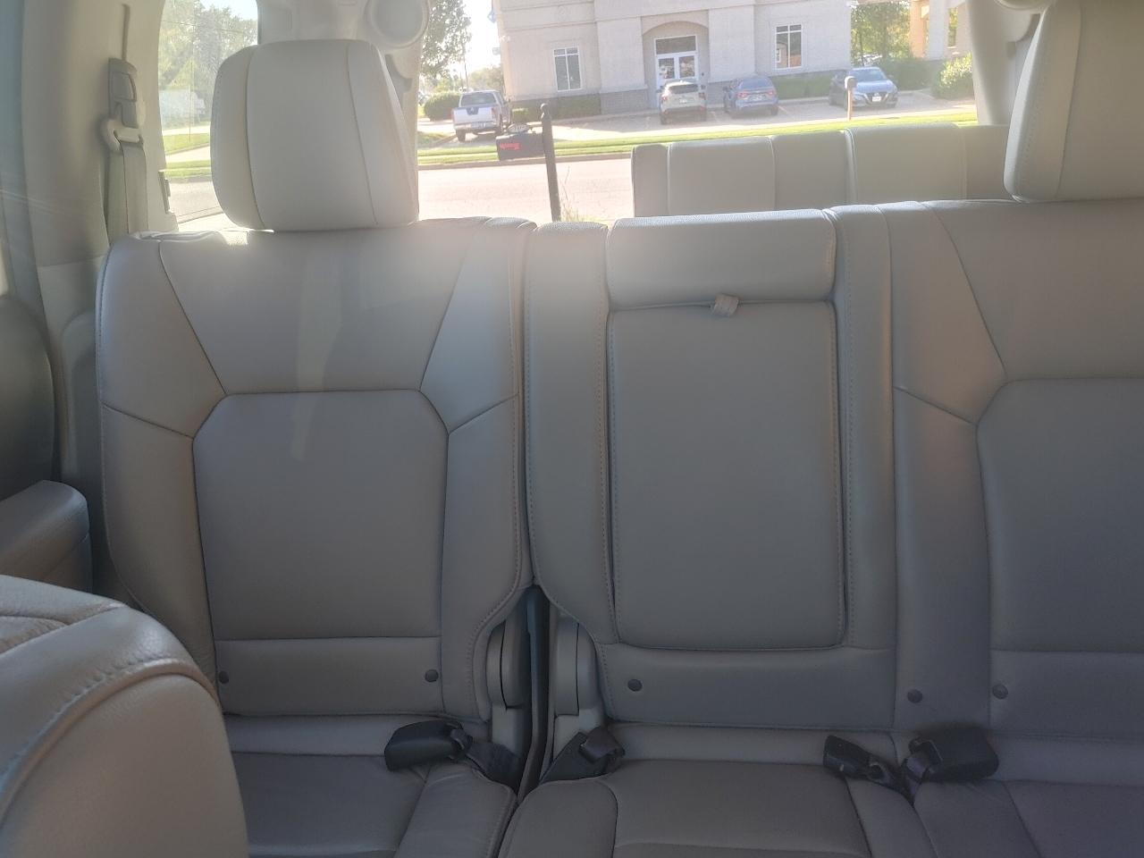 Honda Pilot Touring 4WD 5-Spd AT with DVD 2013