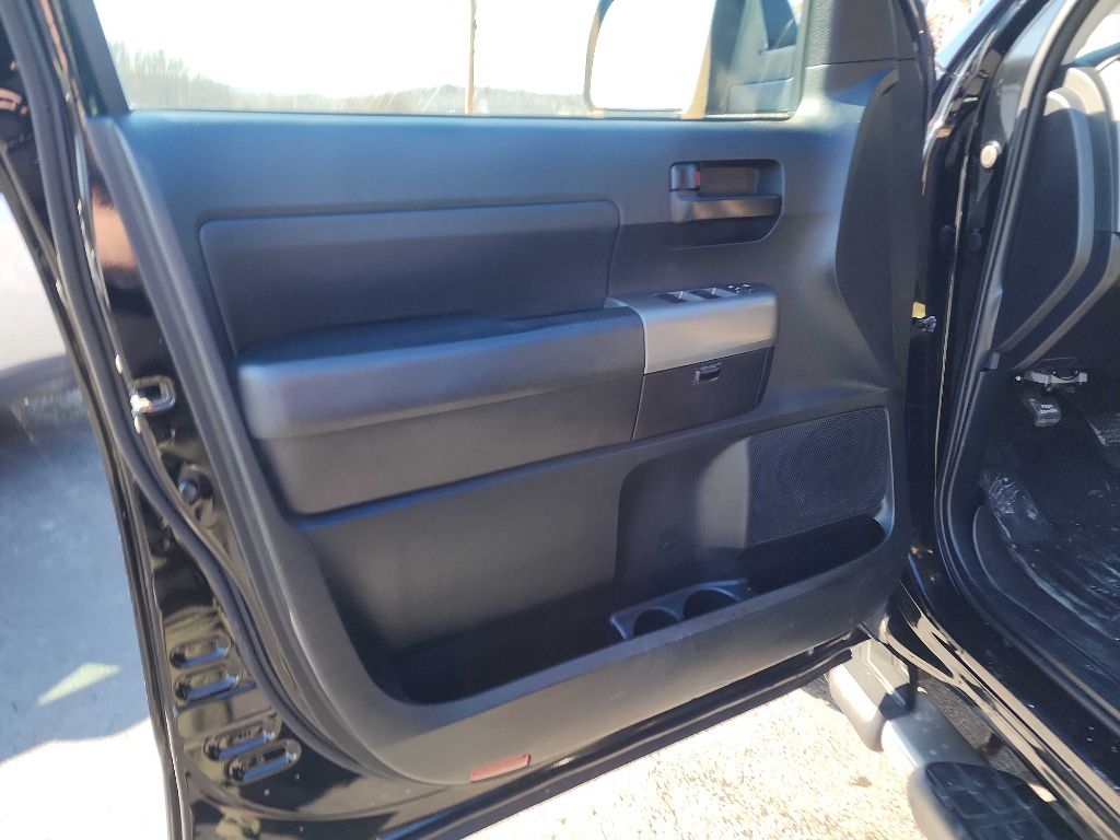 Toyota Tundra 4WD Truck Dbl 5.7L FFV V8 6-Spd AT (Natl) 2011