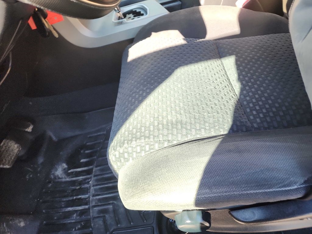 Toyota Tundra 4WD Truck Dbl 5.7L FFV V8 6-Spd AT (Natl) 2011