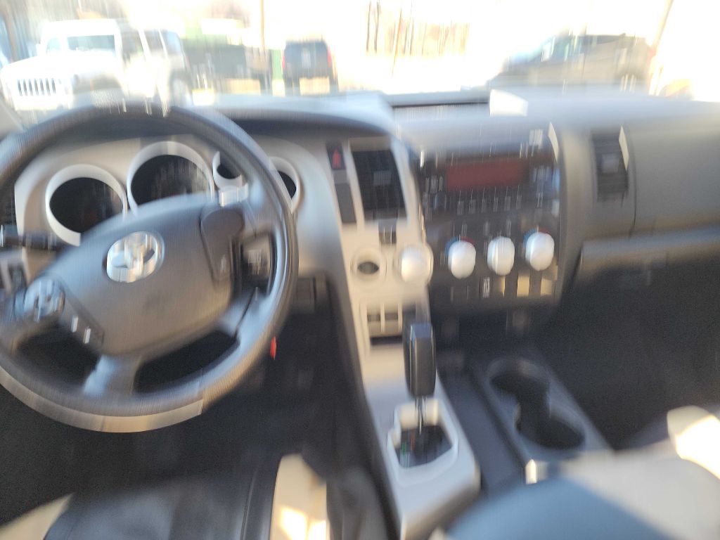 Toyota Tundra 4WD Truck Dbl 5.7L FFV V8 6-Spd AT (Natl) 2011