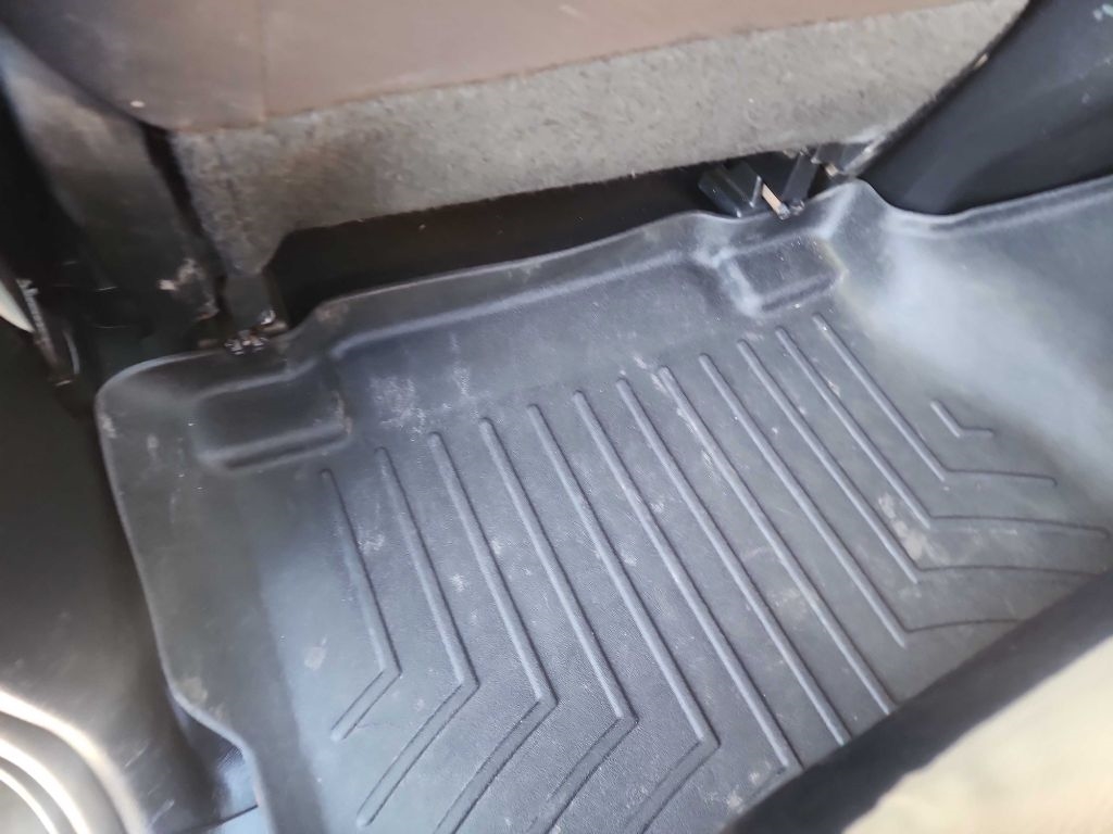 Toyota Tundra 4WD Truck Dbl 5.7L FFV V8 6-Spd AT (Natl) 2011