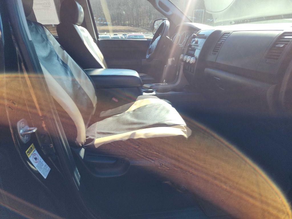 Toyota Tundra 4WD Truck Dbl 5.7L FFV V8 6-Spd AT (Natl) 2011