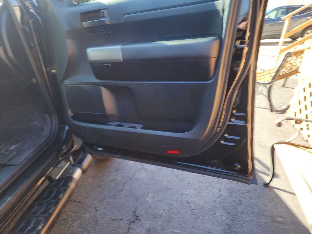 Toyota Tundra 4WD Truck Dbl 5.7L FFV V8 6-Spd AT (Natl) 2011