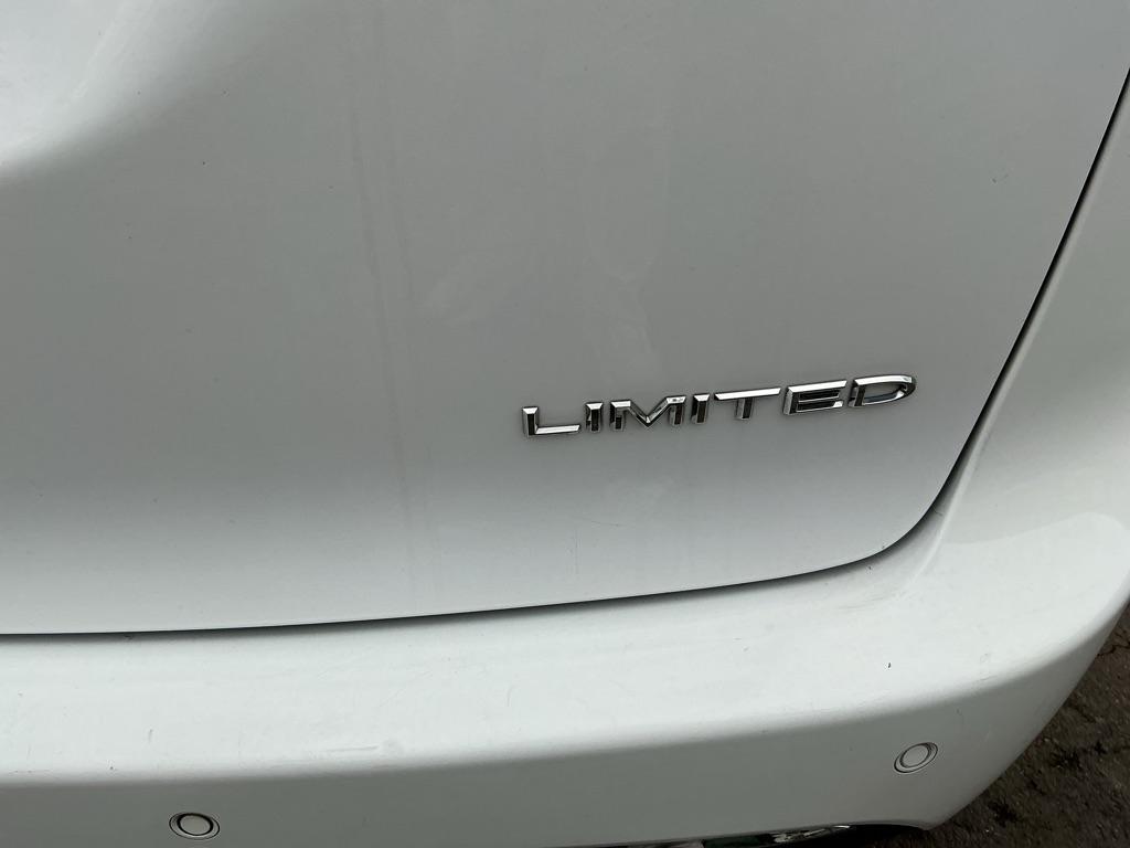 Chrysler Pacifica Limited FWD 2022