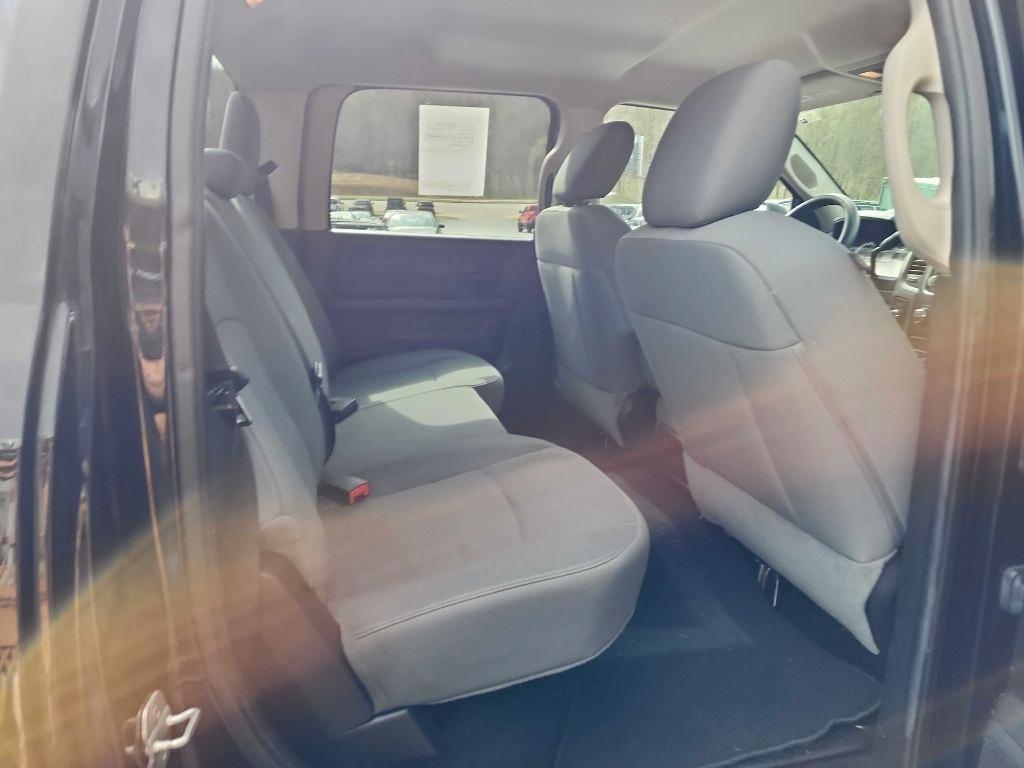 RAM 1500 4WD Crew Cab 140.5" Express 2014